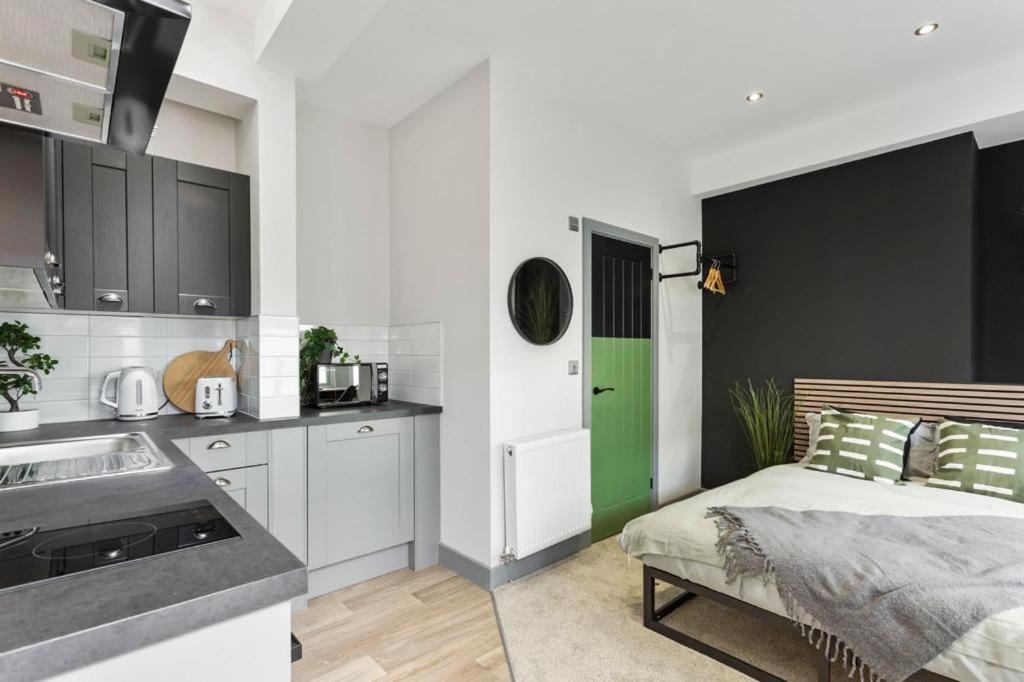 Апартаменты ✰Onpoint -Modern & Fresh Studio Apt Close To Centre - Convenient!✰ Бистон Экстерьер фото